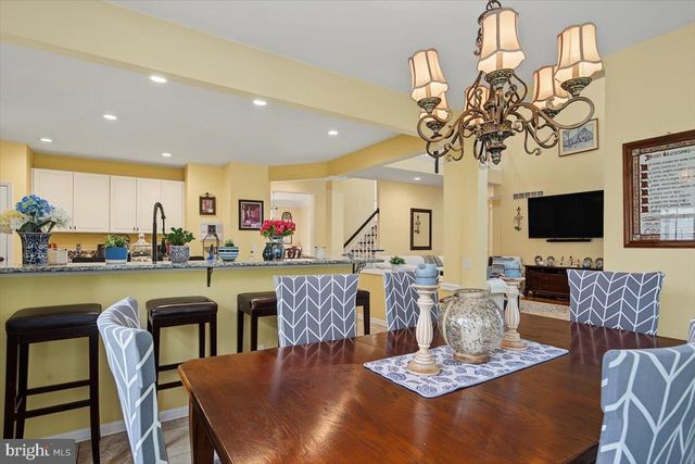 2 HUMMINGBIRD LN, Newark, DE 19711