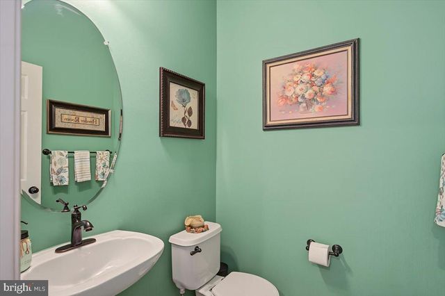 2 HUMMINGBIRD LN, Newark, DE 19711