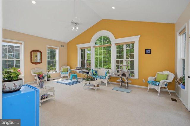 2 HUMMINGBIRD LN, Newark, DE 19711