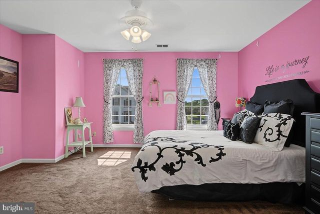 2 HUMMINGBIRD LN, Newark, DE 19711