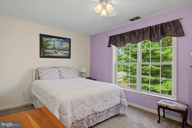 2 HUMMINGBIRD LN, Newark, DE 19711