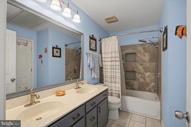 2 HUMMINGBIRD LN, Newark, DE 19711