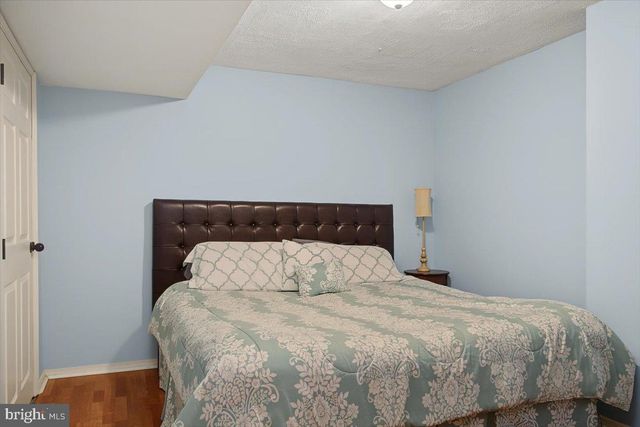 2 HUMMINGBIRD LN, Newark, DE 19711
