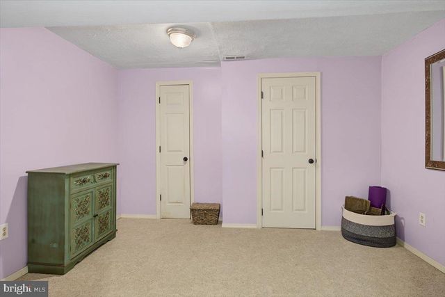 2 HUMMINGBIRD LN, Newark, DE 19711