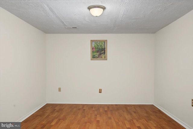 2 HUMMINGBIRD LN, Newark, DE 19711