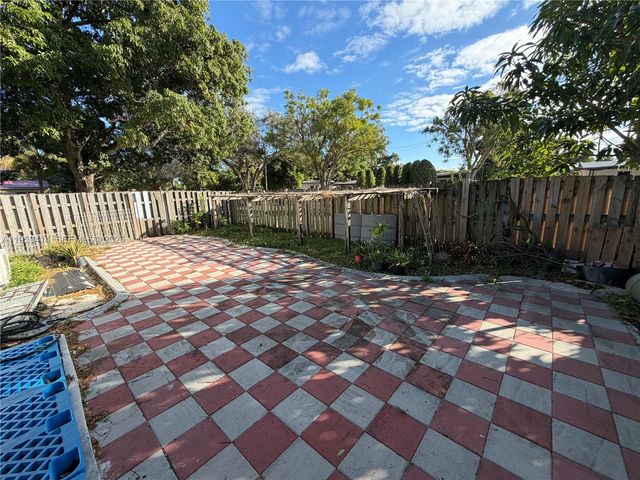 4210 SW 10th St, Plantation, FL 33317
