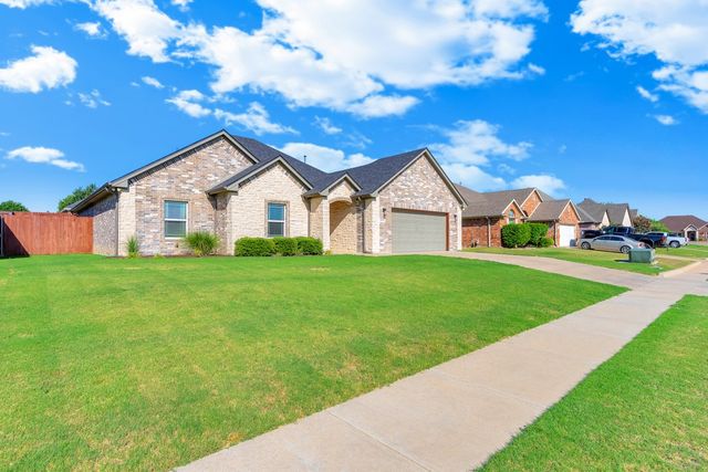 808 Chestnut Grove Drive, Cleburne, TX 76033