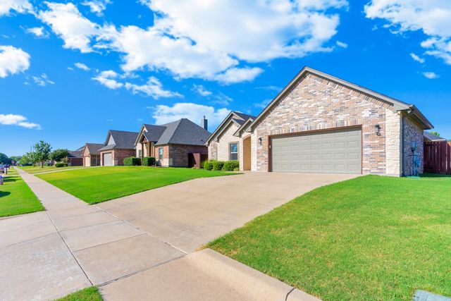 808 Chestnut Grove Drive, Cleburne, TX 76033