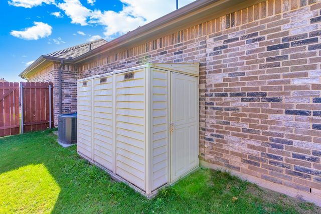 808 Chestnut Grove Drive, Cleburne, TX 76033