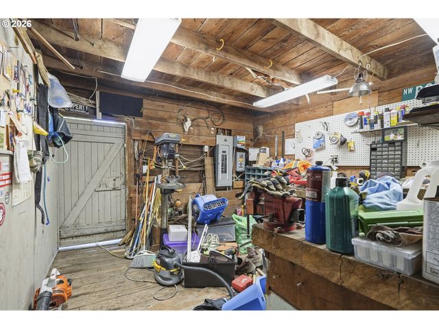 24051 Ne AIRPORT Rd, Aurora, OR 97002