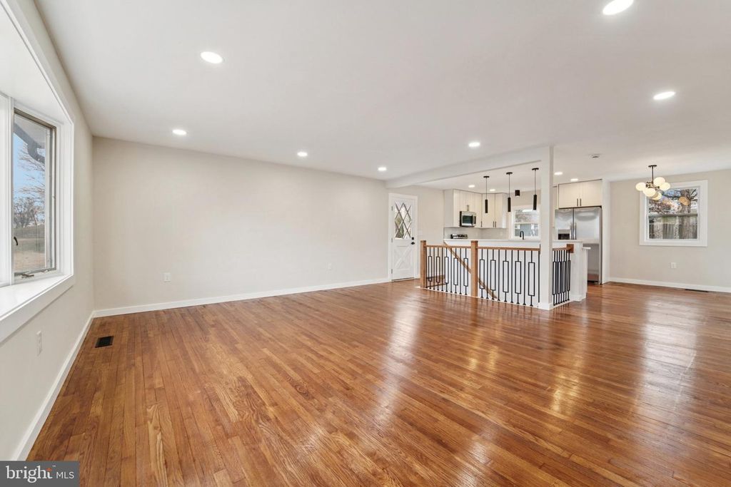 Image 4 of property listing at 436 OLD LINE AVE, Laurel, MD 20724