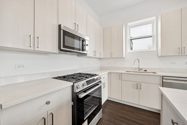 1952 W Ohio Street 2E, Chicago, IL 60622