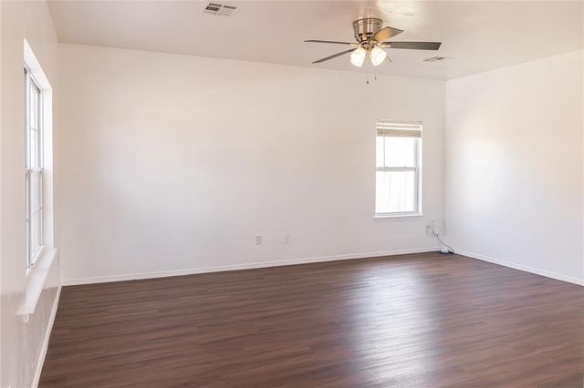 915 E Perkins Avenue, Guthrie, OK 73044