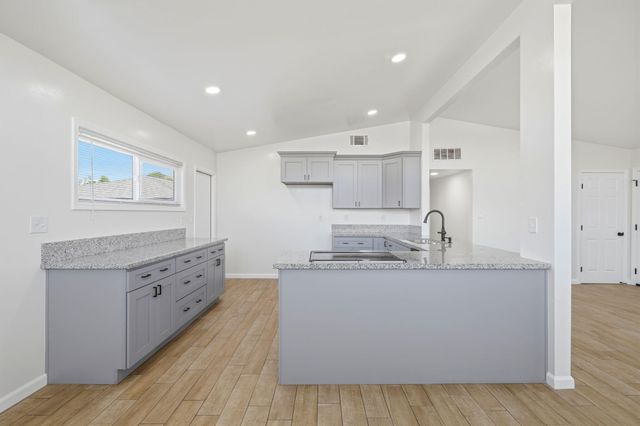 1807 S Bardo Street, Visalia, CA 93277