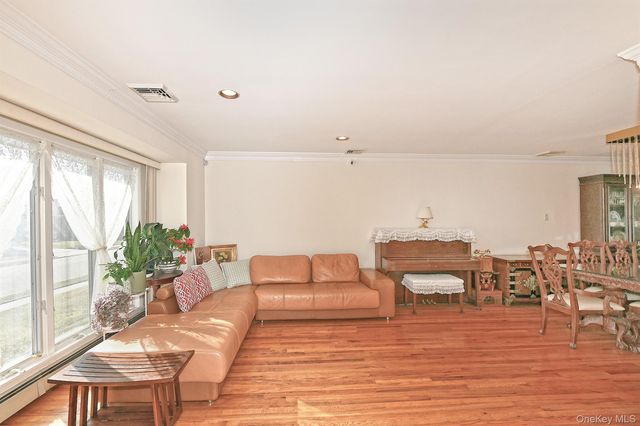 12 Oak Drive, Plainview, NY 11803