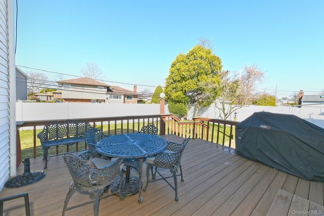 12 Oak Drive, Plainview, NY 11803