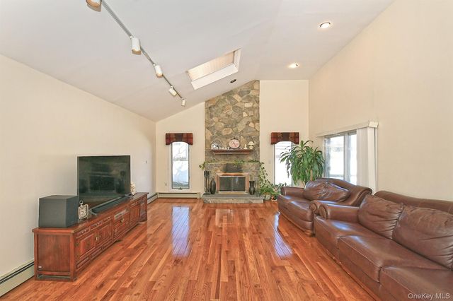 12 Oak Drive, Plainview, NY 11803