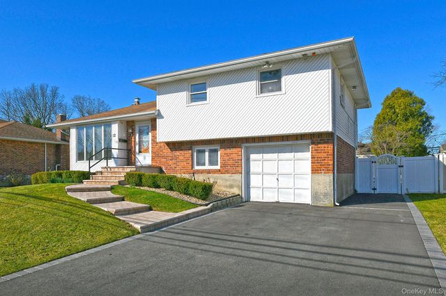 12 Oak Drive, Plainview, NY 11803