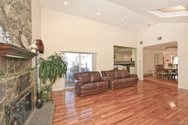 12 Oak Drive, Plainview, NY 11803