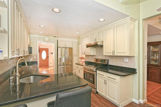 12 Oak Drive, Plainview, NY 11803