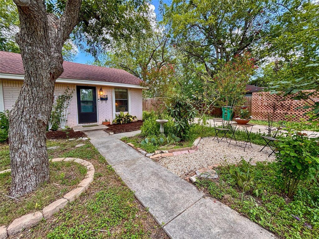 406 Concho ST B, Lockhart, TX 78644