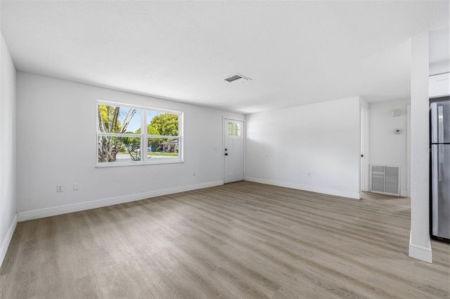 39252 HEIGHTS AVENUE, Zephyrhills, FL 33542