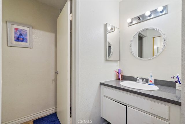 21219 Roscoe, Canoga Park, CA 91304