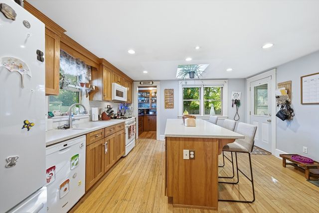 3 Corinne Pkwy, Middleboro, MA 02346