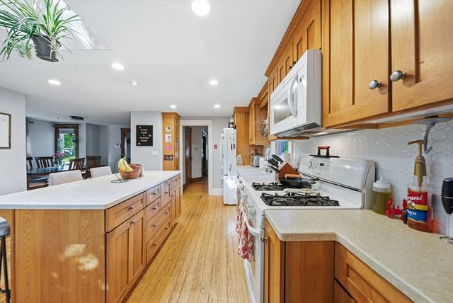 3 Corinne Pkwy, Middleboro, MA 02346