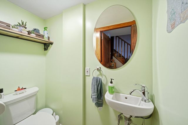 3 Corinne Pkwy, Middleboro, MA 02346