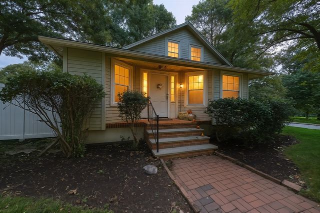 3 Corinne Pkwy, Middleboro, MA 02346