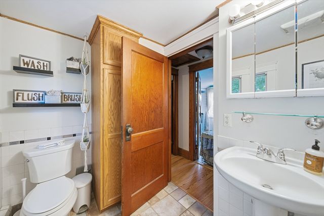 3 Corinne Pkwy, Middleboro, MA 02346