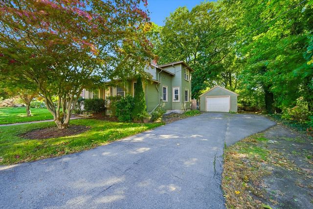 3 Corinne Pkwy, Middleboro, MA 02346