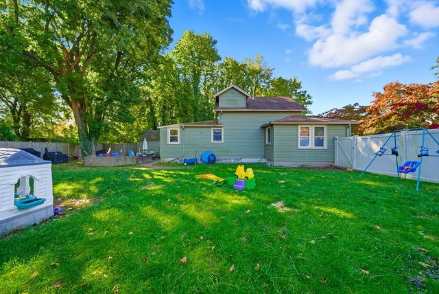 3 Corinne Pkwy, Middleboro, MA 02346