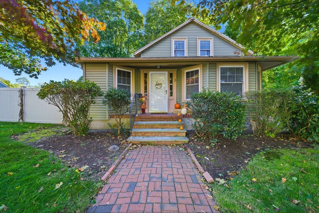 3 Corinne Pkwy, Middleboro, MA 02346