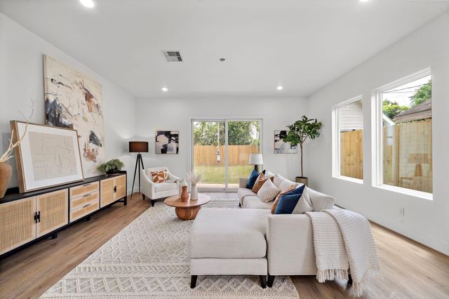 406 E 33rd Street, Houston, TX 77018