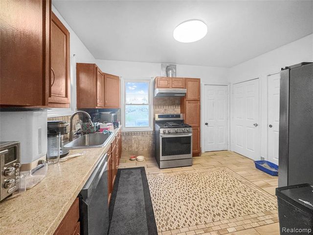 8805 Whitlock Avenue, Dearborn, MI 48126