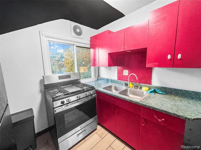 8805 Whitlock Avenue, Dearborn, MI 48126