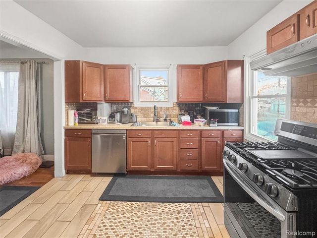 8805 Whitlock Avenue, Dearborn, MI 48126