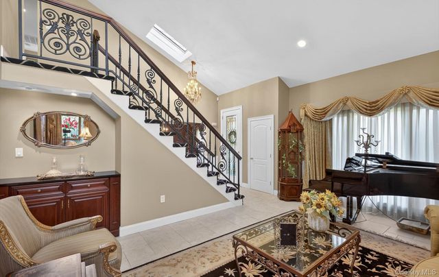 18 Chardonnay Road, Commack, NY 11725