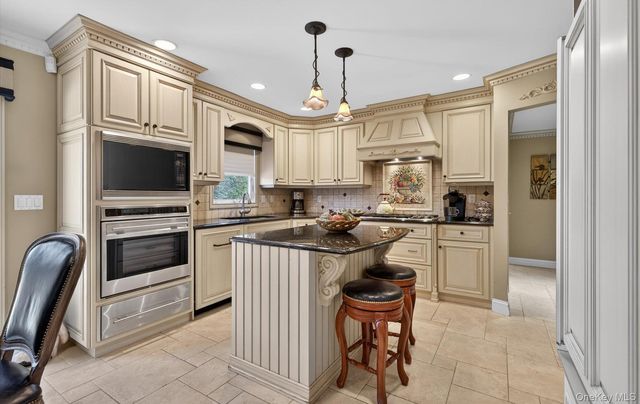 18 Chardonnay Road, Commack, NY 11725