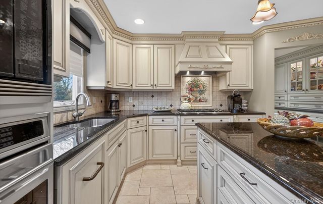 18 Chardonnay Road, Commack, NY 11725