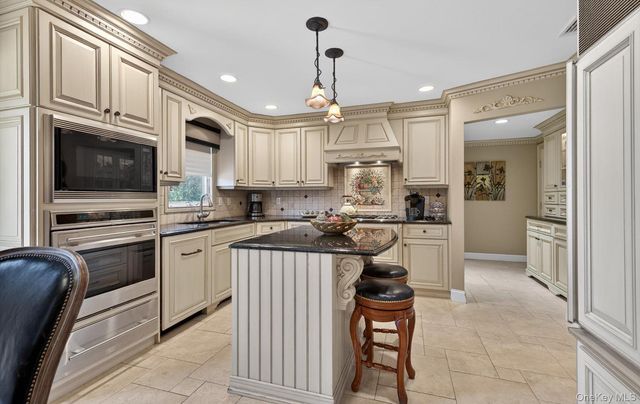 18 Chardonnay Road, Commack, NY 11725