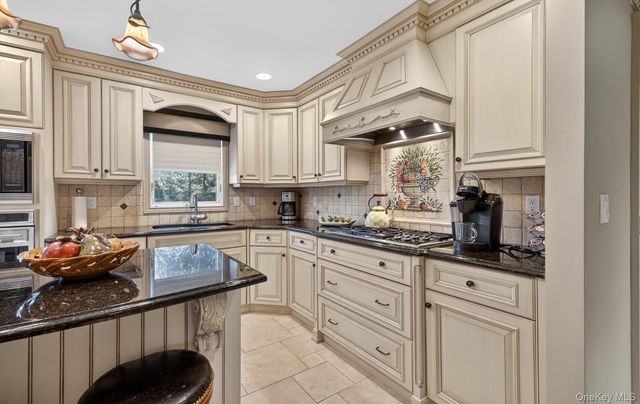 18 Chardonnay Road, Commack, NY 11725