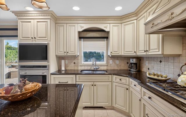 18 Chardonnay Road, Commack, NY 11725