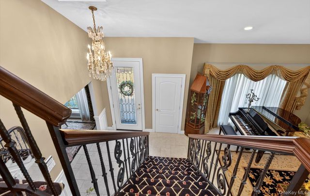 18 Chardonnay Road, Commack, NY 11725