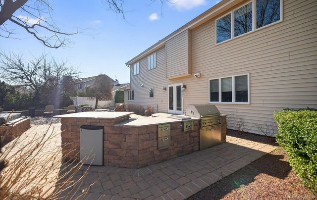 18 Chardonnay Road, Commack, NY 11725