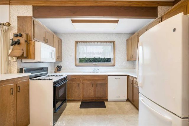 15803 Gault Street, Lake Balboa, CA 91406