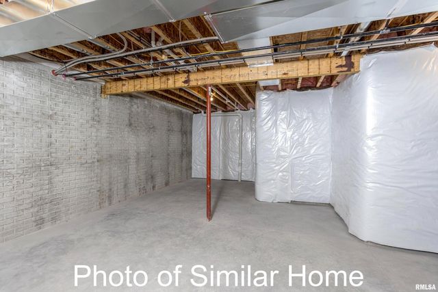 1400 Colonial Court, Eldridge, IA 52748