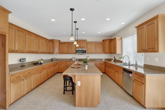 12410 Canyonlands Dr, Rancho Cordova, CA 95742